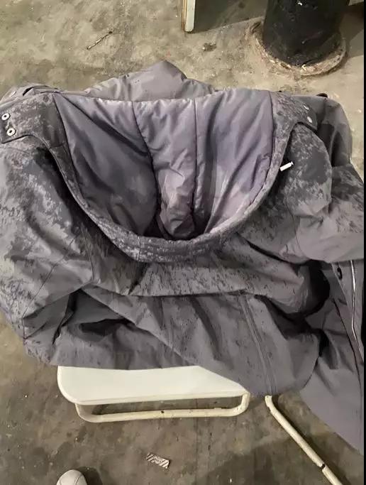 外衣被雨雪打濕，心里卻滿是干勁